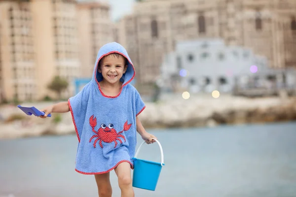 Lindo niño preescolar, jugando en la arena en la playa wi — Foto de Stock