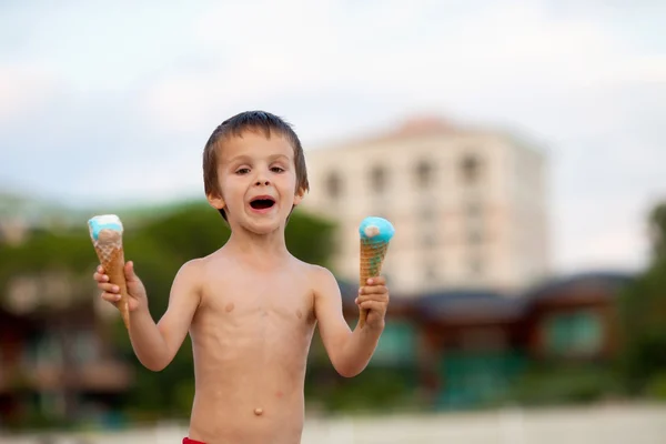 Słodkie małe dziecko, chłopiec, jeść lody na plaży — Zdjęcie stockowe