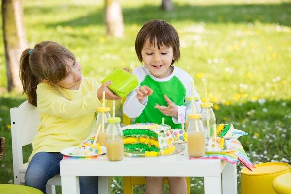 Felices niños preescolares dulces, celebrando el quinto cumpleaños de Cu —  Fotos de Stock