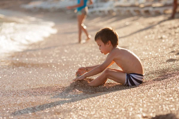 Dulce niño preescolar, playin en la playa con arena — Foto de Stock