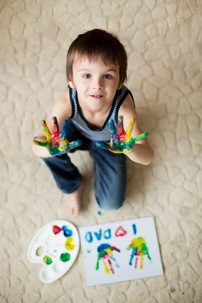 Liebenswertes Kind, Junge, Vorbereitung Vatertagsgeschenk für Papa — Stockfoto