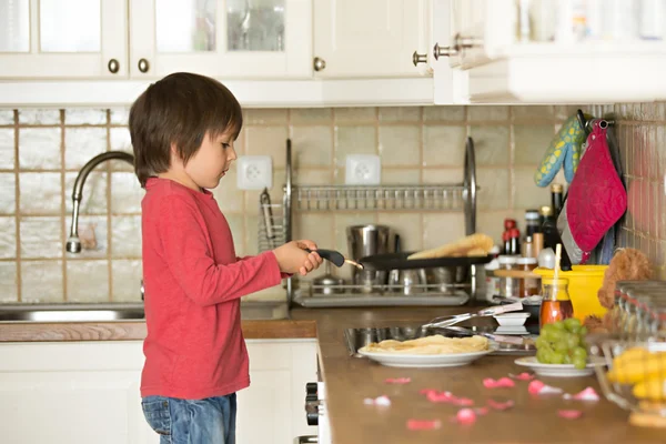 Doce criança pré-escolar, ajudando sua mãe na cozinha, fazendo pa — Fotografia de Stock