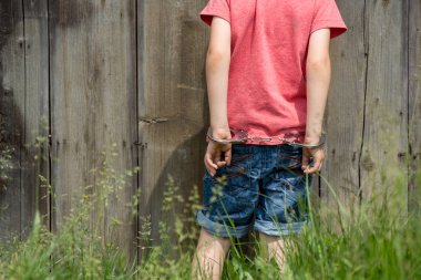 sevimli küçük çocuk elindeki el kelepçe ile