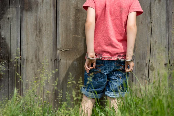 sevimli küçük çocuk elindeki el kelepçe ile