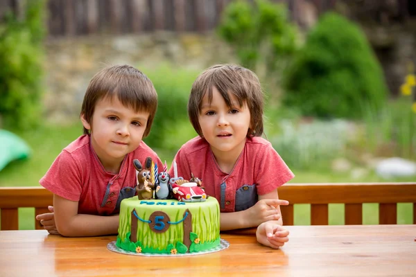 Schöner entzückender fünfjähriger Junge, der seinen Geburtstag feiert, — Stockfoto