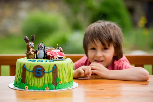 Прекрасний чарівний п'ятирічний хлопчик, який святкує свій день народження , — стокове фото