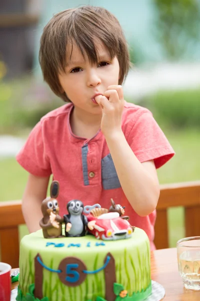 Bellissimo adorabile bambino di cinque anni, che celebra il suo compleanno , — Foto Stock