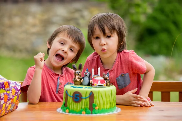 Piękny adorable pięcioletni chłopiec, świętuje swoje urodziny, — Zdjęcie stockowe
