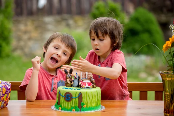 Bonito menino adorável de cinco anos, comemorando seu aniversário , — Fotografia de Stock
