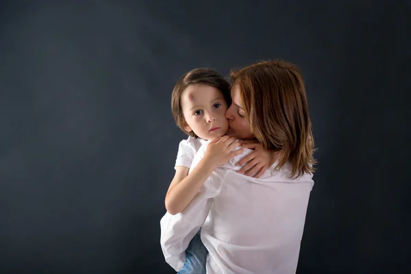 Cute little boy with big bump on his forehead from falling, hugg — Stock Photo, Image