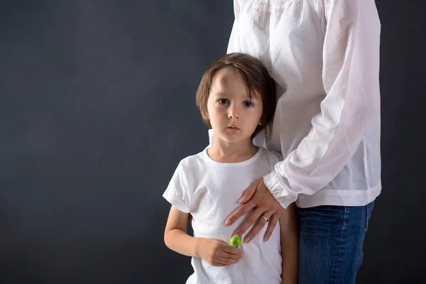 Cute little boy with big bump on his forehead from falling, hugg — Stock Photo, Image