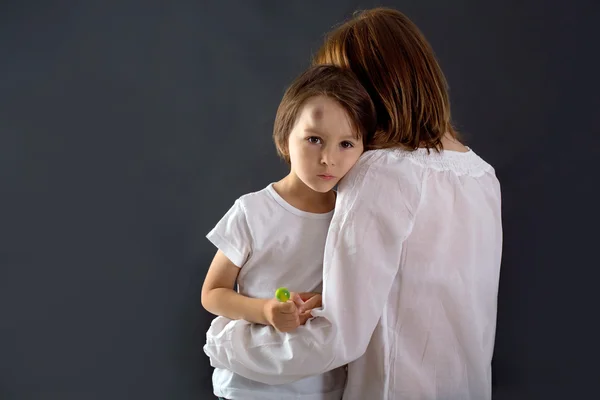 Enfant Bosse Tete Images Libres De Droit Photos De Enfant Bosse Tete Depositphotos