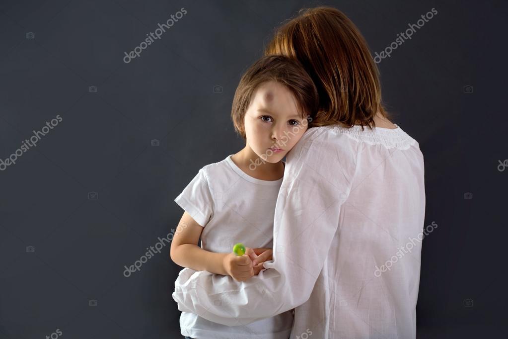 Enfant Bosse Tete Images Libres De Droit Photos De Enfant Bosse Tete Depositphotos