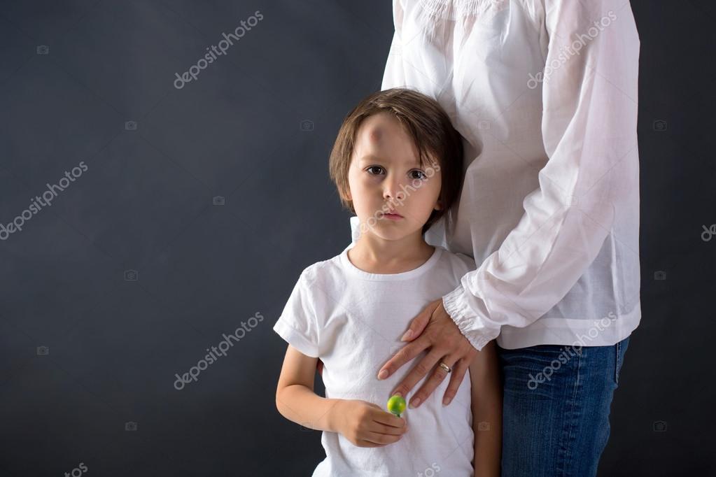 Enfant Bosse Tete Images Libres De Droit Photos De Enfant Bosse Tete Depositphotos