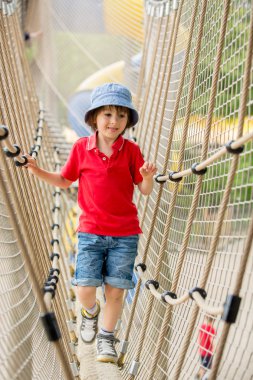 Sevimli çocuk, çocuk, bir ip Bahçesi yapısında tırmanma