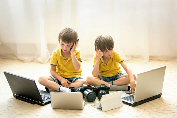 Dois meninos, crianças pré-escolares, se divertindo brincando em casa com co — Fotografia de Stock