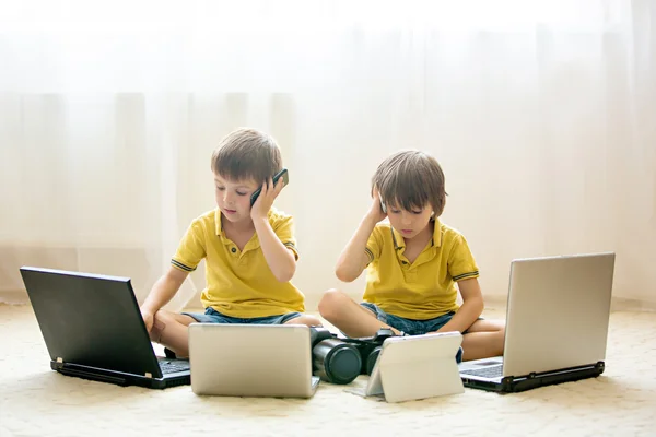 Dos niños, niños en edad preescolar, divertirse jugando en casa con co —  Fotos de Stock