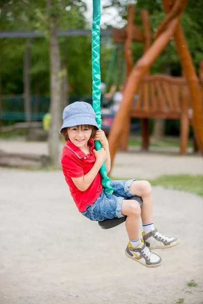 Niedliche Kind, Junge, Fahrten auf Flying Fox Spielgeräte in einem childre — Stockfoto