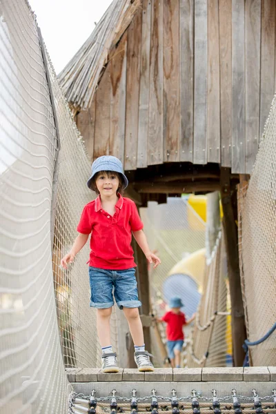 Sevimli çocuk, çocuk, bir ip Bahçesi yapısında tırmanma — Stok fotoğraf