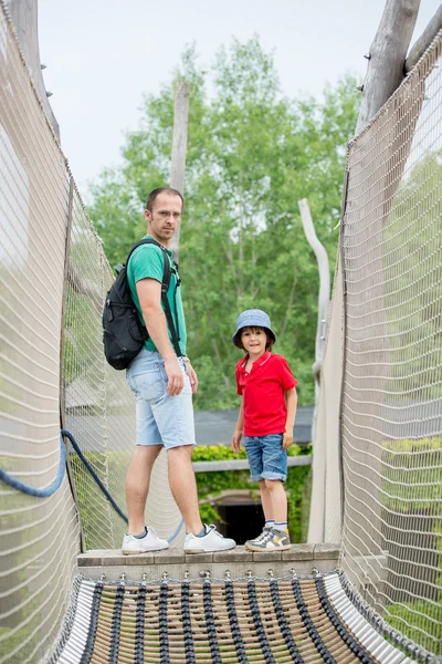 Söta barn, förskola pojke, klättring i ett rep lekplats structu — Stockfoto