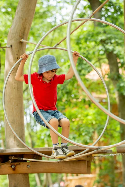 귀여운 아이, 아이, 등반 로프 놀이터 구조에 — 스톡 사진