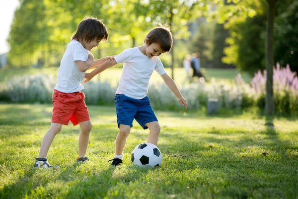 Twee schattige kleine kinderen, samen voetballen, zomer. Chi — Stockfoto