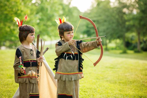 Carino ritratto di ragazzi nativi americani con costumi, giocando fuori — Foto Stock