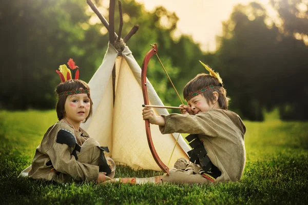 Carino ritratto di ragazzi nativi americani con costumi, giocando fuori — Foto Stock