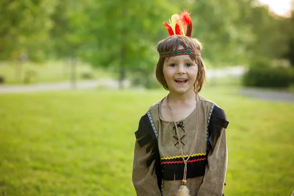 Portrait mignon de garçon amérindien avec des costumes, jouer outd — Photo