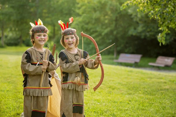 Lindo retrato de niños nativos americanos con trajes, jugando —  Fotos de Stock