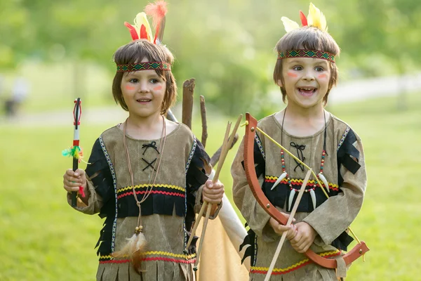 Carino ritratto di ragazzi nativi americani con costumi, giocando fuori — Foto Stock