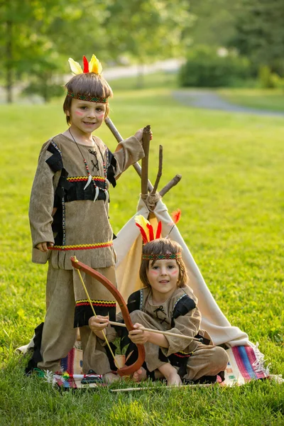 Lindo retrato de niños nativos americanos con trajes, jugando —  Fotos de Stock