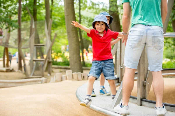 귀여운 아이, 아이, 등반 로프 놀이터 구조에 — 스톡 사진