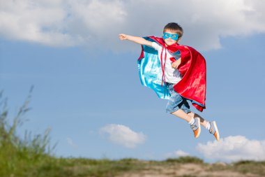 Tatlı küçük okul öncesi çocuk, süper kahraman parkta oynarken