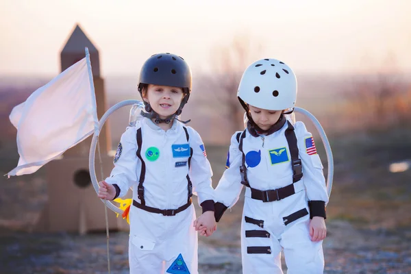 Due bambini adorabili, che giocano nel parco al tramonto, vestiti come un — Foto Stock