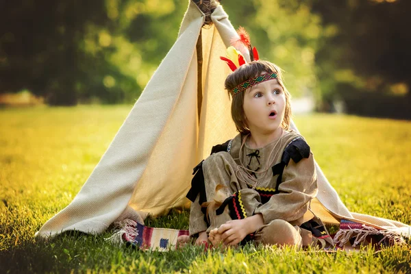 Sevimli outd oynarken Kızılderili çocuk kostümleri ile portresi — Stok fotoğraf