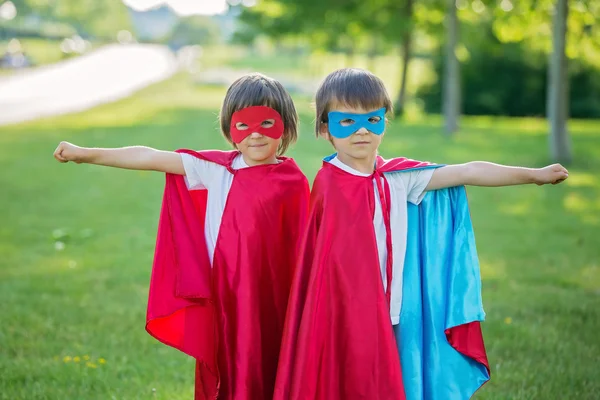 Dos niños preescolares dulces, niños, jugando superhéroe en — Foto de Stock