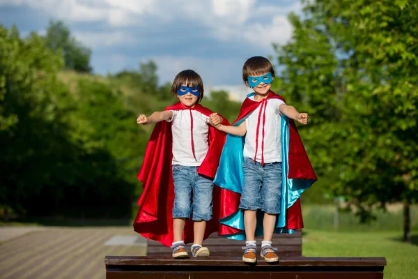 Zwei süße kleine Vorschulkinder, Jungen, spielen Superhelden in — Stockfoto