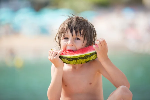 Lindo niño, niño, comiendo sandía en la playa — Foto de Stock