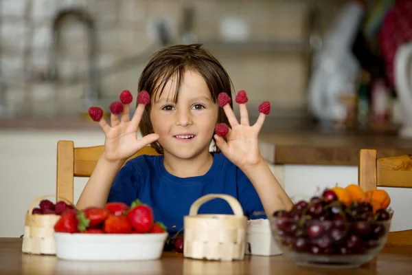 Petit garçon mignon, manger des fruits fraises, cerises, framboise — Photo