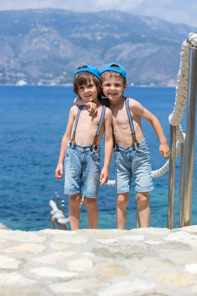 Δύο παιδιά, αδέλφια αγόρι, πεζοπορία στο μονοπάτι γύρω από Mediterrane — Φωτογραφία Αρχείου
