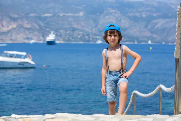 Carino bambino, in piedi su un sentiero intorno al Mar Mediterraneo sul francese — Foto Stock