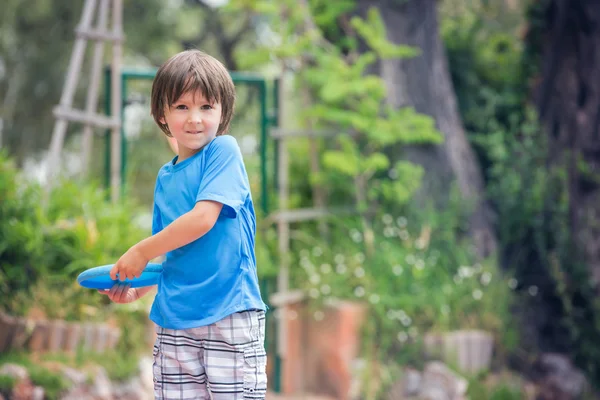 Γλυκό παιδί παίζει με το ιπτάμενο δίσκο στο πάρκο — Φωτογραφία Αρχείου