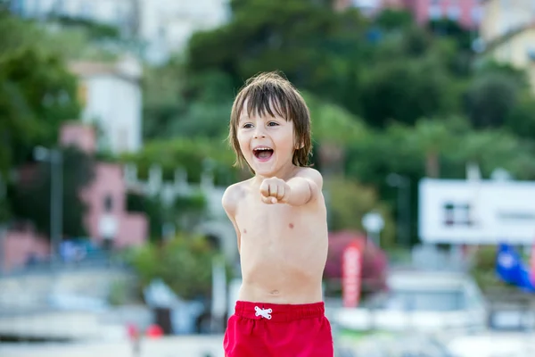 Bambini felici che giocano in spiaggia d'estate — Foto Stock