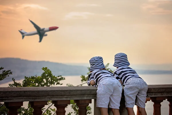 Δύο μικρά παιδιά, αδέλφια αγόρι, βλέπουν προσγείωση αεροπλάνου μου — Φωτογραφία Αρχείου