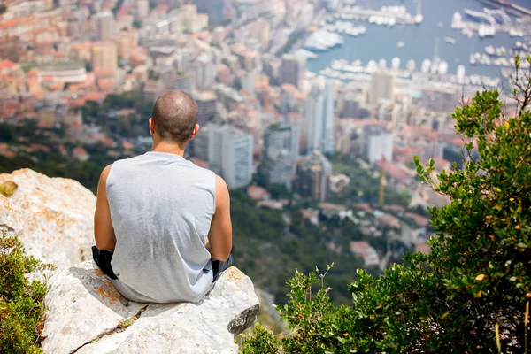 Jovem em uma colina acima de Mônaco, contemplando a vista — Fotografia de Stock