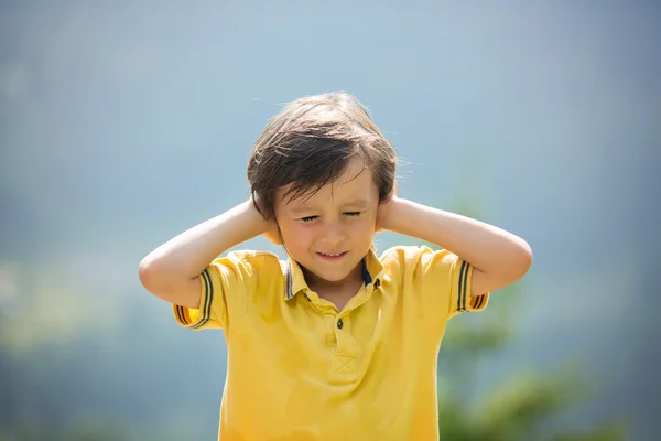 Retrato de menino adorável, fazendo caras engraçadas — Fotografia de Stock