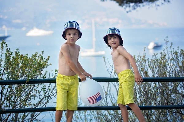 Duas crianças doces, meninos irmãos, brincando com balão com o — Fotografia de Stock