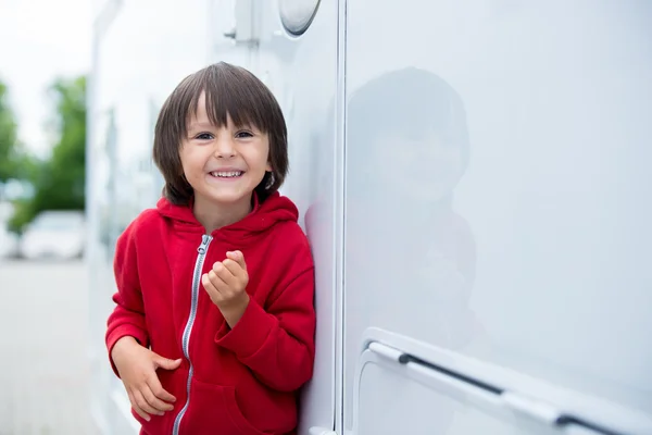 Niedliches Kind, das auf der Tür eines Wohnwagens sitzt — Stockfoto