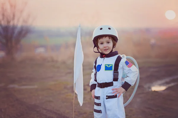 Entzückender kleiner Junge, als Astronaut verkleidet, spielt im Park — Stockfoto